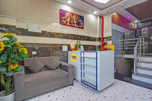 Una sala de estar con un sofá y una escalera. en Via Royal Plaza 62, en Noida