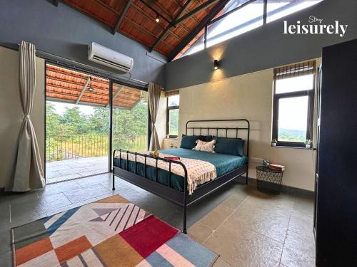 Postel nebo postele na pokoji v ubytování StayLeisurely The Flint House 3BHK, Murbad