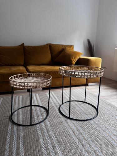 two tables in a living room with a couch at Stadtwohnung im Luisenviertel in Wuppertal