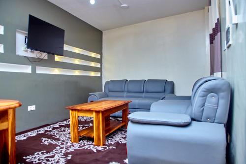 a living room with a couch and a table at Appartement meublé AKAPEO in Lomé