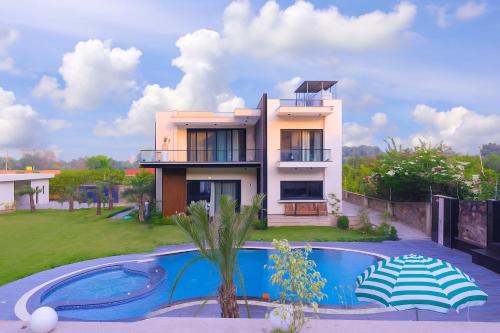 Bazén v ubytování Sidneyland Hill Retreat Beside the Aravallis Amidst Nature nebo v jeho okolí