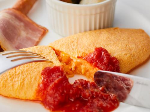 un trozo de comida en un plato con un tenedor en Wan's Resort Yamanakako, en Yamanakako