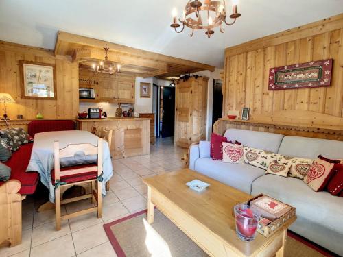 una sala de estar con un sofá y una mesa en 2 cmc316 appartement 6 personnes centre du village, en Praz-sur-Arly