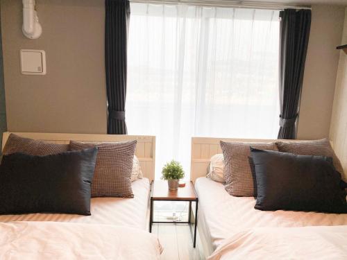 Ένα ή περισσότερα κρεβάτια σε δωμάτιο στο 最大4名宿泊 名古屋駅近 地下鉄徒歩5分 お部屋貸し切り 無料Wi-Fi