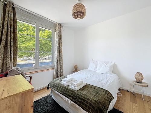 En eller flere senge i et værelse på Appartement Caen Rives de lOrne