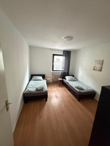 ハーゲンにあるMonteurwohnung Hagen Haus 1のウッドフロアのドミトリールーム ベッド2台