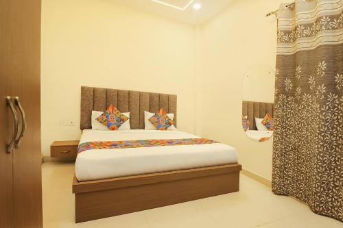 Ένα ή περισσότερα κρεβάτια σε δωμάτιο στο FabHotel Lotus