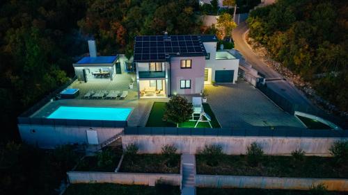 Holiday home "Villa Blue Lake" - Private Heated pool, Hotube