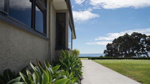 Gallery image of Bungalow Coastal Retreat - large luxury homestead in Tataraimaka