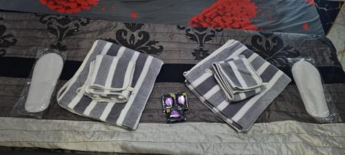 a table with two napkins and two rings and a table sidx sidx at Vip charme in Fès