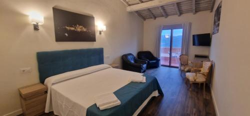 a hotel room with a bed and a living room at Hotel Rural Atalaya in Guadalupe