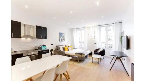 Amazing 2 Bedroom Parisian flat