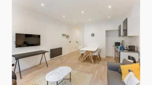 Amazing 2 Bedroom Parisian flat