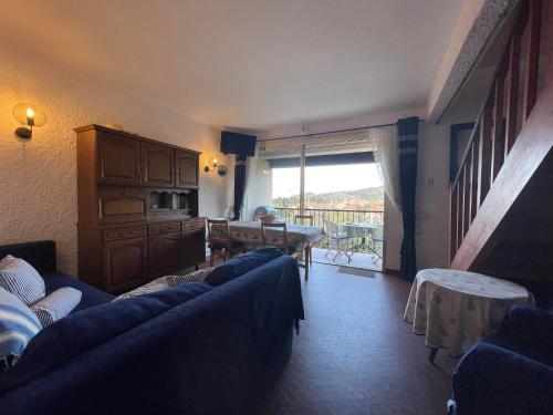 Khu vực ghế ngồi tại 5AMB-03 - Appartement climatisé avec piscine et parking