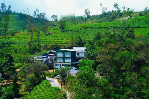 un pueblo en medio de una colina con una casa en SAI HOLIDAYS Chottupara, en Vagamon