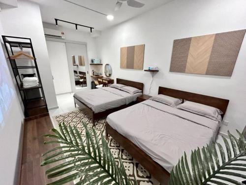 1 dormitorio con 2 camas y planta en SkyTree Bukit Indah Aeon near Legoland Perling, en Johor Bahru