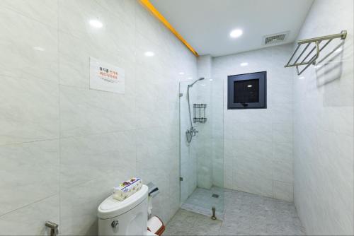 Un baño blanco con ducha y WC. en 다오 풀빌라, en Ban Nong-Heo