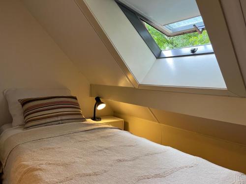 Ένα ή περισσότερα κρεβάτια σε δωμάτιο στο Koolmees - Between the trees!