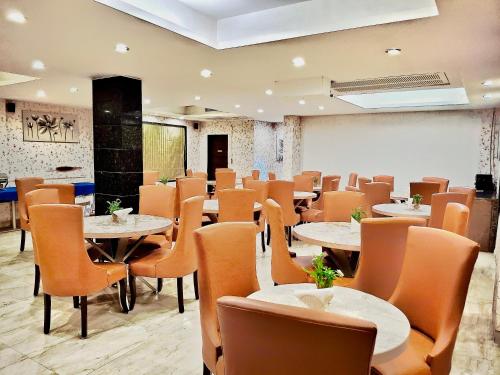 een restaurant met tafels en stoelen in een kamer bij CALUX Joia Do Mar Resort - Calangute in Calangute