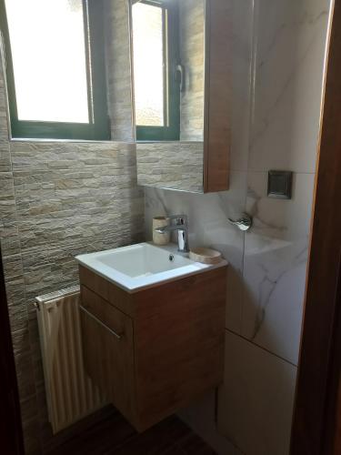 a bathroom with a sink and a mirror at G&J Traditional House in Elati