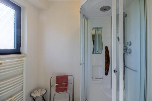 e bagno con doccia e termoarredo. di Gite De L'école a La Mouline