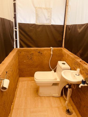 Vannituba majutusasutuses Kala Kutir Tent Stay near Taj Mahal King sized Bed