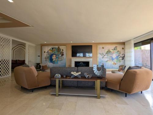 ダル・ブアッザにあるSeafront Luxury Villa with Amazing pool!のソファ2つとテーブルのあるリビングルーム