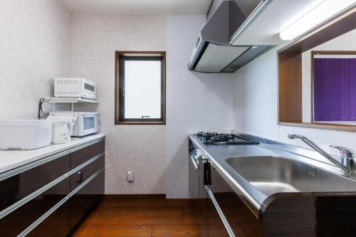 Kuchyň nebo kuchyňský kout v ubytování 一棟貸し完全プライベートビーチ6分 KOEI Farm lodge