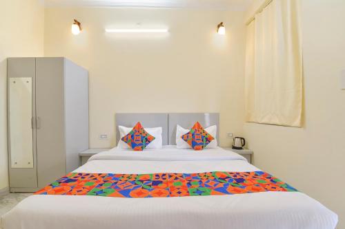 Postel nebo postele na pokoji v ubytování FabHotel Sahaswatam Stay