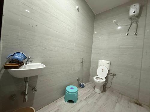 ein Badezimmer mit Waschbecken und Toilette in der Unterkunft Grand Vista Kashi 2BHK Home in Varanasi