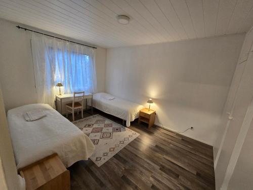 Postel nebo postele na pokoji v ubytování Anttoninvahe 5 - upea talo Raumalla