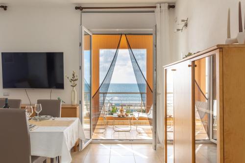 TV a/nebo společenská místnost v ubytování Unicorn House - Stunning sea view with pool