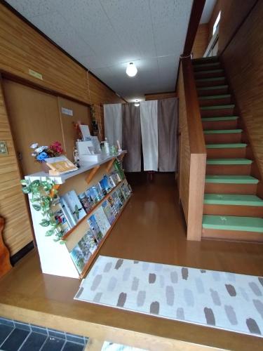 ein Büro mit einer Treppe und einem Treppenhaus in der Unterkunft Nedokoro Minamihama Kujukuri - Vacation STAY 42149v in Sanmu