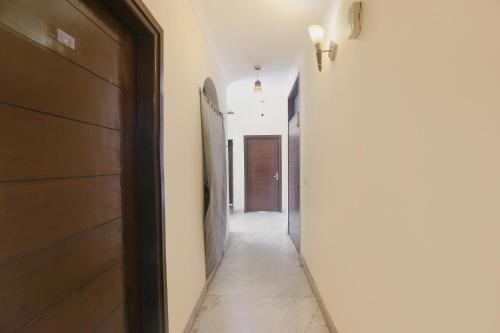 un pasillo con una puerta en Via Chaudhary Palace, en Nueva Delhi