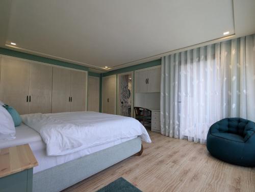 En eller flere senge i et værelse på Seafront Luxury Villa with Amazing pool!