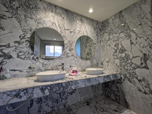 Et badeværelse på Seafront Luxury Villa with Amazing pool!