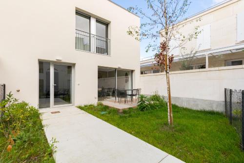 Jolie maison lumineuse de style industriel