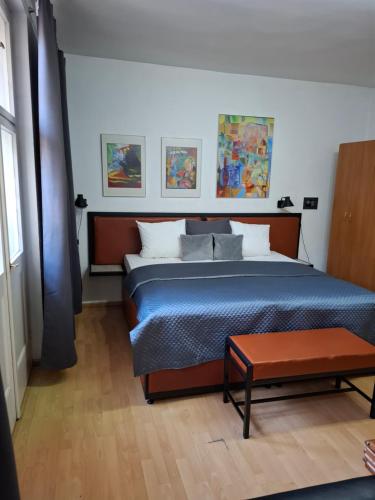 een slaapkamer met een bed met een blauw dekbed bij Rooms Bytom in Bytom