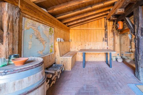 una cabaña de madera con una mesa y un mapa en la pared en Au Stammtisch - Cozy, rustic and authentic, en Scherwiller