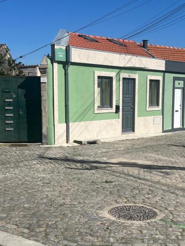 Cosy HouseTypical Space in Porto by Su e Luís