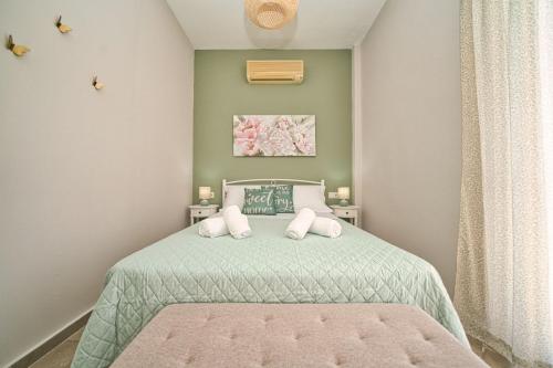 ein Schlafzimmer mit einem Bett mit einer grünen Tagesdecke in der Unterkunft Filoxenia MG Amazon Home in Nafplio