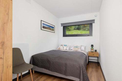 une chambre avec un lit et une fenêtre dans l'établissement SARNIA HQ Container House in Bielsko-Biała with Garden and Air Conditioning by Noclegi Renters, à Bielsko-Biała