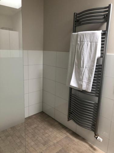 ein Handtuch, das auf einem Handtuchhalter im Bad hängt in der Unterkunft Gartenblick in Leichlingen