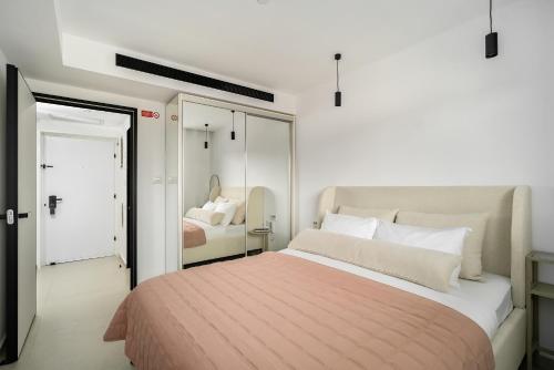 Ένα ή περισσότερα κρεβάτια σε δωμάτιο στο Modern Sea View Escape by Sea N' Rent