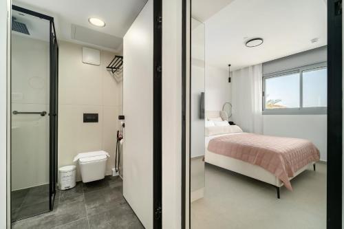 Ένα μπάνιο στο Modern Sea View Escape by Sea N' Rent