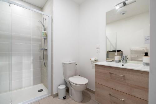 ル・パレにあるRegard Marin - Appartement 4 persのトイレ、シャワー、洗面台を備えたバスルーム