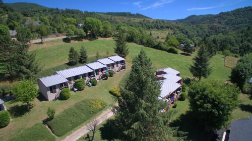 una vista aérea de una casa en una colina con árboles en Domaine Aigoual Cevennes, en Meyrueis