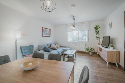 un salon avec un canapé et une table dans l'établissement Las Natillas Con V - Martín Miguel, à Martín Miguel