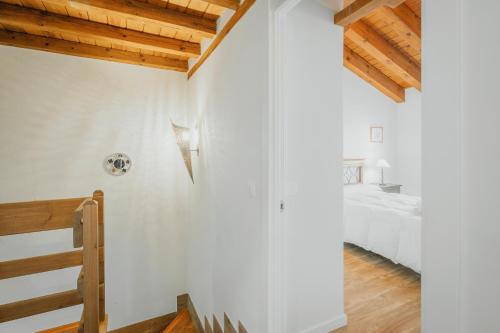 une chambre avec des murs blancs et des plafonds en bois dans l'établissement Las Natillas Con V - Martín Miguel, à Martín Miguel