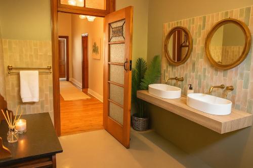 ein Badezimmer mit zwei Waschbecken und einem Spiegel in der Unterkunft The View Guesthouse & Cottage in Caledon